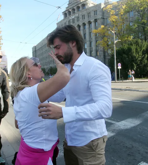 Beograd, 02.11.2025 - Dijana Hrka, majka mladi?a Srefana poginulog u padu nadstre?nice na novosadskom ?eljezni?kom kolodvoru 1. studenog 2024. po?ela je u nedjelju ?trajk gla?u zahtjevaju?i pu?tanje iz pritvora studenta koji su protupravno uhi?eni tijekom vi?emjese?nih prosvjeda, a od predsjednika Srbije da raspi?e prijevremene izbore. foto HINA/ FoNet/Aleksandar Barda/ ik