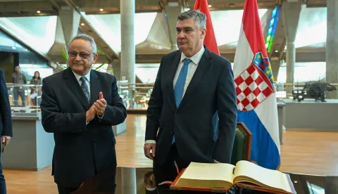 Aleksandrija, 02.11.2025 - Tijekom radnog posjeta Egiptu predsjednik Republike Zoran Milanovi? i supruga Sanja Musi? Milanovi? u nedjelju su posjetili Aleksandrijsku knji?nicu (Bibliotheca Alexandrina) u Aleksandriji, u kojoj je postavljena izlo?ba ?Eho Egipta: sfinge u Hrvatskoj?. foto HINA/ Ured predsjednika RH/ Ana Marija Kati?/ ik