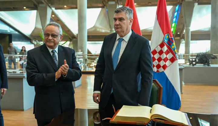 Aleksandrija, 02.11.2025 - Tijekom radnog posjeta Egiptu predsjednik Republike Zoran Milanovi? i supruga Sanja Musi? Milanovi? u nedjelju su posjetili Aleksandrijsku knji?nicu (Bibliotheca Alexandrina) u Aleksandriji, u kojoj je postavljena izlo?ba ?Eho Egipta: sfinge u Hrvatskoj?. foto HINA/ Ured predsjednika RH/ Ana Marija Kati?/ ik