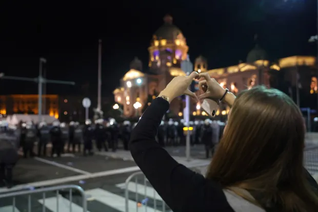 epa12499595 A woman shouts slogans at pro-government supporters as riot police officers divide pro-government supporters and supporters of Dijana Hrka, mother of Stefan Hrka, one of the victims of the Novi Sad train station accident, as begins her hunger strike in Belgrade, Serbia, 02 November 2025. Hrka started a hunger strike in front of the Serbia's Parliament calling for accountability after the collapse of a railway station canopy on 01 November 2024, which killed 16 people. EPA/ANDREJ CUKIC