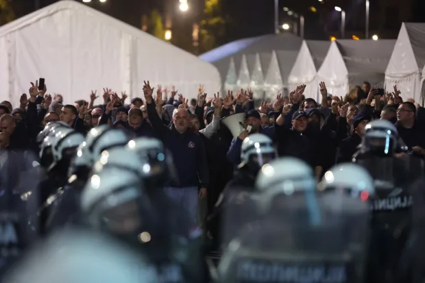 epa12499593 Pro-government supporters shout slogans as riot police officers divide pro-government supporters and supporters of Dijana Hrka, mother of Stefan Hrka, one of the victims of the Novi Sad train station accident, as begins her hunger strike in Belgrade, Serbia, 02 November 2025. Hrka started a hunger strike in front of the Serbia's Parliament calling for accountability after the collapse of a railway station canopy on 01 November 2024, which killed 16 people. EPA/ANDREJ CUKIC