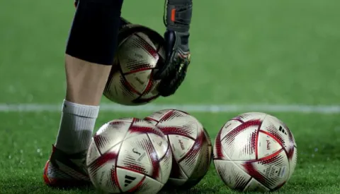 12.12..2022., Al Ersal 3, Doha, Katar - Trening hrvatske nogometne reprezentacije na trening kampu Al Ersal 3 u Dohi na Svjetskom prvenstvu u Kataru dan uoci polufinalne utakmice protiv Argentine. Adidas je predstavio sluzbenu loptu za polufinale i finale Svjetskog prvenstva u Kataru, a naziv koji je nova lopta dobila je Al Hilm. Al Hilm, sto se na arapskom jeziku prevodi kao "san", nastavlja se na sluzbenu loptu koja se do sada koristila na turniru &ndash; Al Rihla, sto u prijevodu znaci "putovanje". Photo: Igor Kralj/PIXSELL