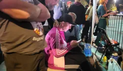 Beograd, 02.11.2025 - ?trajk gla?u koji je u nedjelju pred Skup?tinom Srbije po?ela Dijana Hrka, majka mladi?a poginulog u padu nadstre?nice na kolodvoru u Novom Sadu, prate napetosti i incidenti izme?u prista?a predsjednika Srbije u ?atorskom naselju ispred parlamenta i gra?ana koji podr?avaju Dijanu Hrku, a razdvaja ih kordon policije. foto HINA/ FoNet/ Marko ?oNJAGI?/ ik