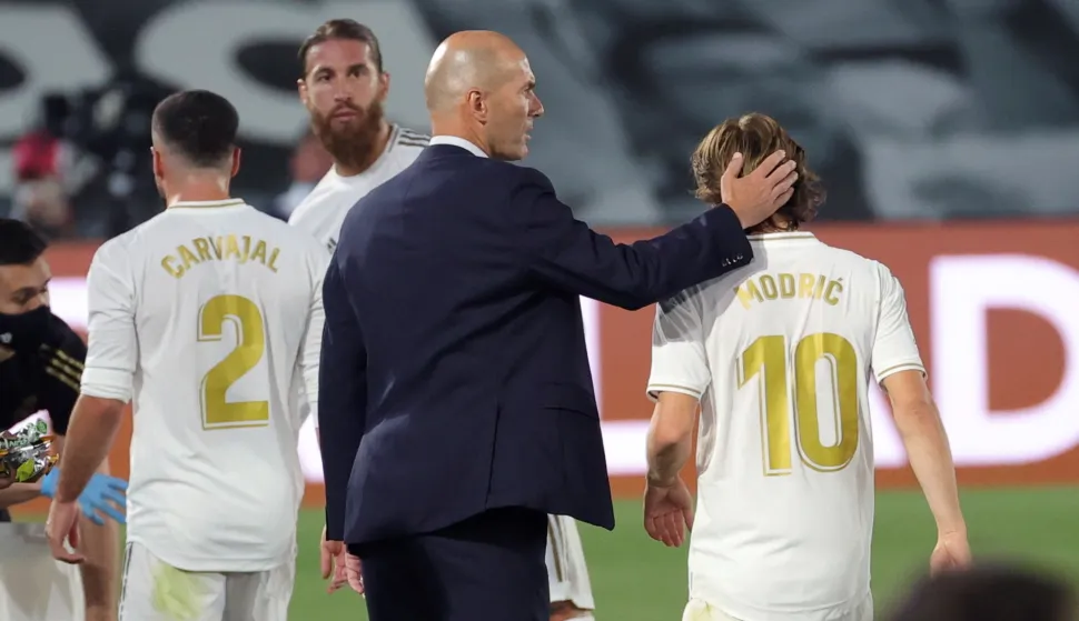 epa08523895 Real Madrid's head coach Zinedine Zidane reacts next to players Dani Carvajal (L) and Luka Modric (R) during a Spanish LaLiga soccer match between Real Madrid and Getafe CF at Alfredo Di Stefano stadium in Madrid, Spain, 02 July 2020. EPA/JuanJo MartĂ­n