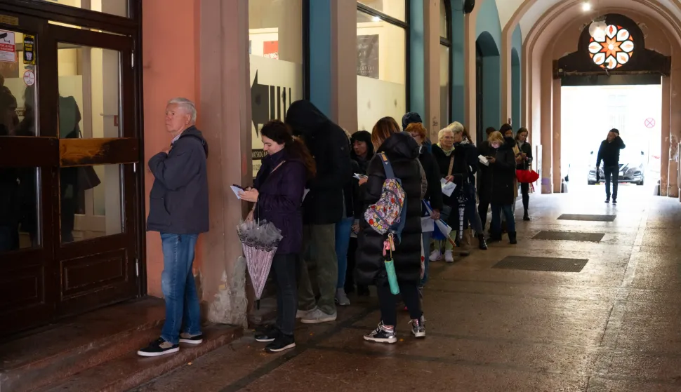 Osijek, 3. 11. 2025., Prodaja ulaznica za Orašar balethnk; ulaznice; orašar; prodaja; red; balet
