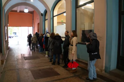 Osijek, 3. 11. 2025., Prodaja ulaznica za Orašar balethnk; ulaznice; orašar; prodaja; red; balet