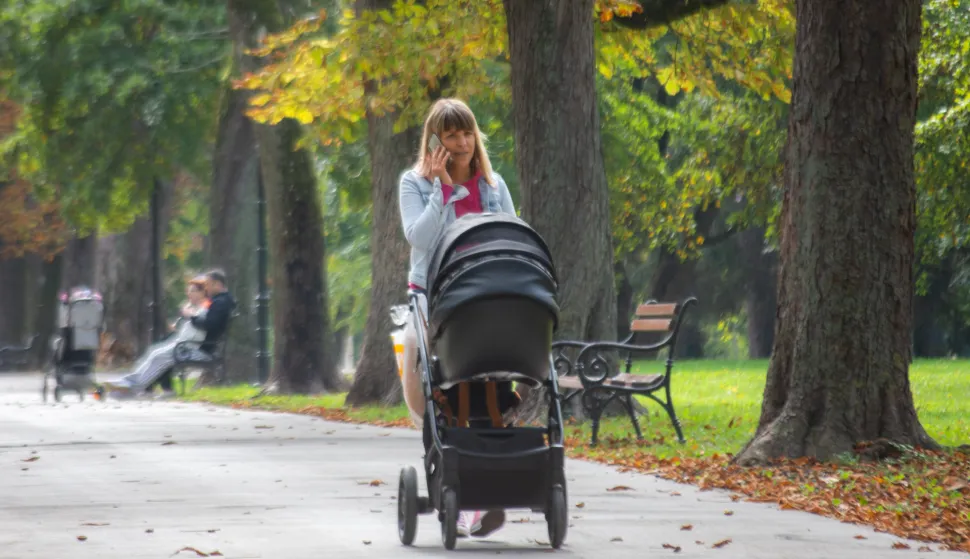 OSIJEK- 06.10.2022., park kralja Tomislava, mama koristi sunčano vrijeme za uspavljivanje bebe, slobodnjak.Foto: Andrea Ilakovac
