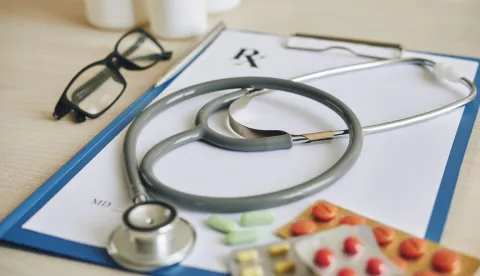 Stethoscope and medicine on prescription document on doctors tabledoktor ordinacija ilustracija freepik