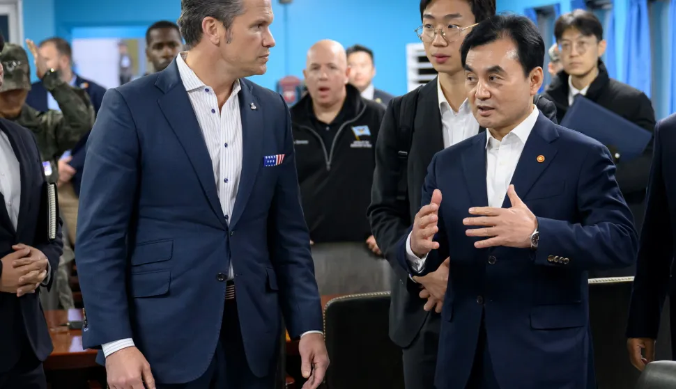 epa12501410 A handout photo made available by the South Korean defense ministry shows South Korean Defense Minister Ahn Gyu-back (R) speaking with US Secretary of Defense Pete Hegseth at a conference room of the Military Armistice Commission inside the inter-Korean truce village of Panmunjom at the western section of the inter-Korean border in Paju, northwest of Seoul, South Korea, 03 November 2025. Hegseth arrived in South Korea to hold annual security talks with Ahn on a two day visit. EPA/YONHAP HANDOUT SOUTH KOREA OUTHANDOUT EDITORIAL USE ONLY/NO SALES