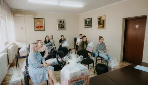 načelnik Hrvoje Drinovac uručio je u srpnju rješenja o naknadi za deset novorođenih, čime su njihove obitelji dobile jednokratnu financijsku pomoć od 450 eura, paket higijensko-kozmetičkih potrepština i upisnicu za Narodnu knjižnicu i čitaonicu sv. Benedikta u Nuštru.2025.