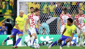 Al Rayyan, 09.12.2022. - Četvrtfinale SP-a Katar 2022 Hrvatska - Brazil na stadionu Education City. Na fotografiji Richarlison de Andrade, Luka Modrić, Vinícius Júnior, Joško Gvardiol, Mateo Kovačić. foto HINA/ Damir SENČAR/ dk