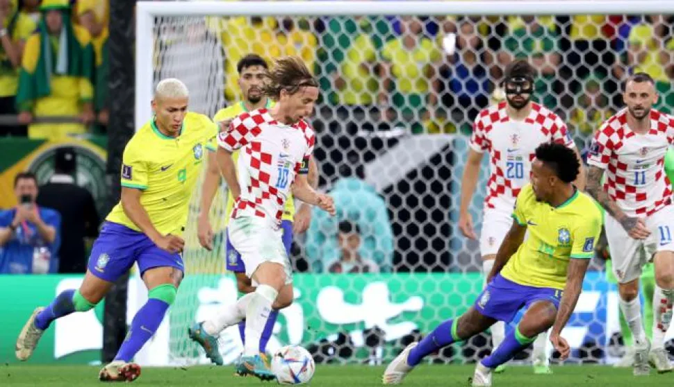 Al Rayyan, 09.12.2022. - Četvrtfinale SP-a Katar 2022 Hrvatska - Brazil na stadionu Education City. Na fotografiji Richarlison de Andrade, Luka Modrić, Vinícius Júnior, Joško Gvardiol, Mateo Kovačić. foto HINA/ Damir SENČAR/ dk