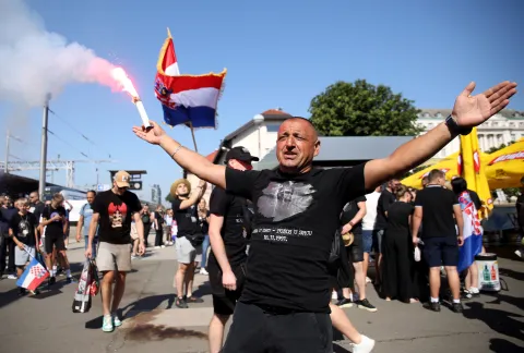 05.07.2025., Zagreb - Obozavatelji se okupljaju u gradu uoci koncerta Marka Perkovica Thompsona na Hipodromu. Nekoliko obozavatelja pjeva i zabavlja se na Glavnom kolodvoru Photo: Emica Elvedji/PIXSELL