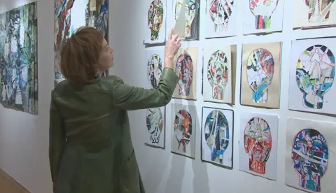 poznata akademska slikarica i glazbenica Jadranka Ivaniš Yaya u Galeriji "Vladimir Bužančić" predstavila je svoju novu izložbu slika pod nazivom "Glavo huda".