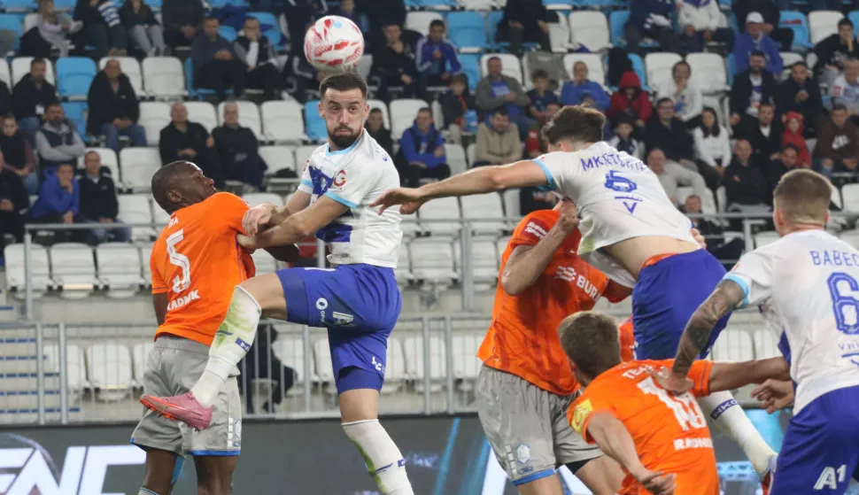 Osijek, 02. 11. 2025, Opus Arena, nogomet, Osijek - Varaždin, SuperSport HNL 25/26. Arnel Jakupović (17) i Styopa Mkrtcyan (5).snimio GOJKO MITIĆ