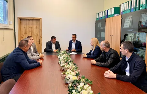 geotermalna bušotina Vinkovci GT-1 u Općini Jarminastudeni 2025.sastanak vinkovačkog i općinskog čelništva u Jarmini