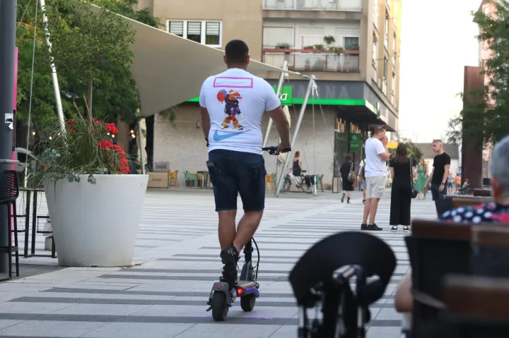 Osijek, 05. 06. 2025, Trg Slobode, oko 19 sati. Problem prometovanja električnim romobilima na Trgu Slobode, največi problem rade mladđi vozači e romobila.... žale se čitatelji. Ilustracija.snimio GOJKO MITIĆ