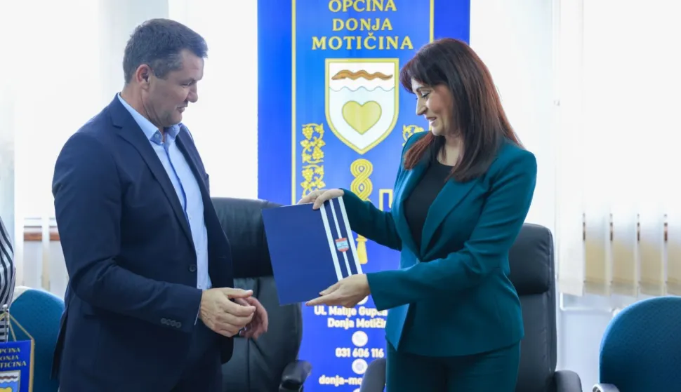 Županica Nataša Tramišak općinskom načelniku, Željku Kovačeviću, uručila je 100.000 eura vrijedan ugovor