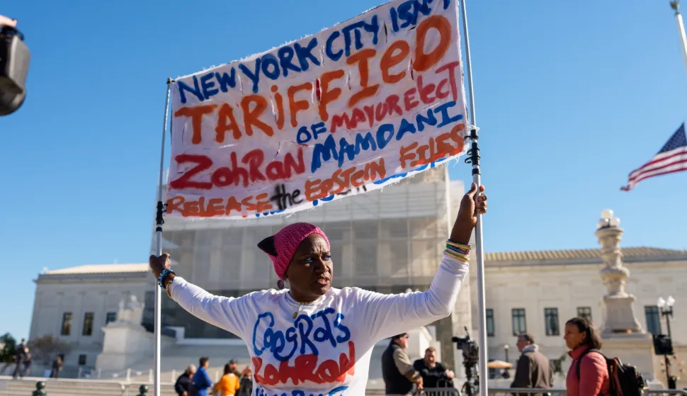 epa12505331 A demonstrator protests in front of the Supreme Court in Washington, DC, USA, 05 November 2025. Supreme Court justices hear oral arguments in Learning Resources, Inc. v. Trump, a case challenging President Donald Trump's authority to impose tariffs on nearly all goods imported into the United States. EPA/AARON SCHWARTZ