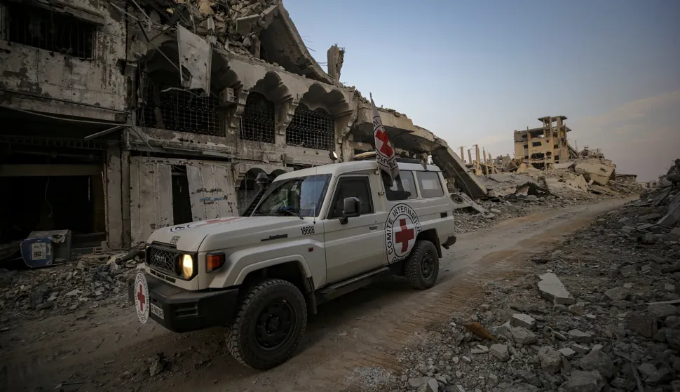 epa12505393 Red Cross workers assist as fighters of the Al-Qassam Brigades, the military wing of the Hamas movement, search for the bodies of Israeli hostages in Al Shejaeiya neighbourhood in the east of the Gaza City, Gaza Strip, 05 November 2025. EPA/MOHAMMED SABER