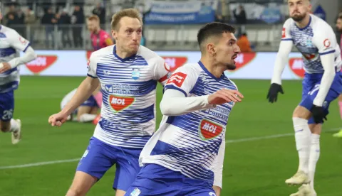 Osijek, 08. 12. 2024, Opus Arena, nogomet, SuperSport HNL 24/25. Osijek - Lokomotiva. Emin Hasić, (33) i Vedran Jugović (7)snimio GOJKO MITIĆ