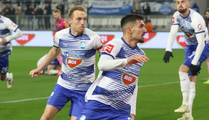 Osijek, 08. 12. 2024, Opus Arena, nogomet, SuperSport HNL 24/25. Osijek - Lokomotiva. Emin Hasić, (33) i Vedran Jugović (7)snimio GOJKO MITIĆ