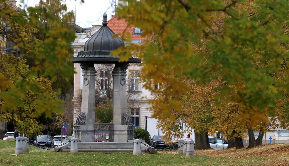 Osijek, 30. 10. 2025, Secesijski zdenac uz Promenadu, jesen u Osijeku, slobodnjak, ilustracija.snimio GOJKO MITIĆ