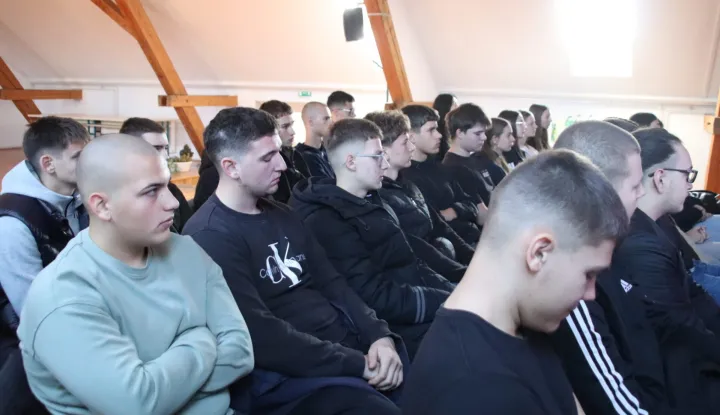 VINKOVCIUpravni odjel za prostorno uređenje, gradnju i za&scaron;titu okoli&scaron;a Grada Vinkovaca organizira već drugu godinu Energetske dane 6. i 7. studenoga u potkrovlju vinkovačke Gimnazije Matije Antuna Reljkovića. U dvodnevnom programu sudjelovat će 36 učenika - 18 iz vinkovačke Gimnazije i 18 iz vinkovačke Tehničke &scaron;kole Ruđera Bo&scaron;kovića.STUDENI 2025.