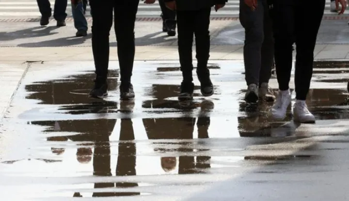 Osijek, 07. 03. 2023, Trg Slobode. Osjecki srednjoskolci ili studneti hrabro koracaju preko barice na pjesackoj stazi, ostaku od jutrosnje kisice. Preko vode do Trga Slobode. snimio GOJKO MITIĆ