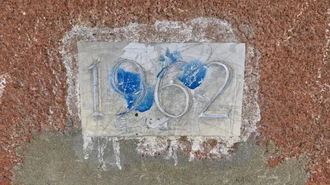 Ploča s godinom izgradnje zgrada na Trgu slobode