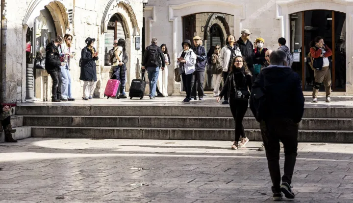 09.04.2023., Split - Na suncani Uskrsnji dan u Splitu na ulicama se nalaze tek manje grupe turista koje uzivaju u travanjskom suncu. Photo: Milan Sabic/PIXSELL