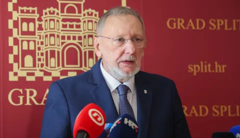 Split, 07.11.2025. - Potpredsjednik Vlade RH i ministar unutarnjih poslova Davor Božinović održao je radni sastanak s gradonačelnikom Grada Splita Tomislavom Šutom u prostorijama gradske uprave. Nakon radnog sastanka dali su izjave za medije. Na fotografiji Davor Božinović. foto HINA/ ml