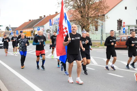 BIZOVACOpćina Bizovac je u petak obilježila Dan sjećanja na žrtve raketiranja tog naselja 7. studenoga 1991. godine. Prigodnim programom njezini stanovnici odali su počast svim nevinim žrtvama poginulima tijekom zločinačkog avionskog raketiranja mjesta prije 34 godine.2025.