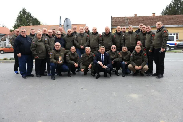 BIZOVACOpćina Bizovac je u petak obilježila Dan sjećanja na žrtve raketiranja tog naselja 7. studenoga 1991. godine. Prigodnim programom njezini stanovnici odali su počast svim nevinim žrtvama poginulima tijekom zločinačkog avionskog raketiranja mjesta prije 34 godine.2025.