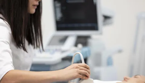 Doctor checking patients health abdominal ultrasoundultrazvuk doktor liječnik pacijent zdravlje pregled ilustracija freepik