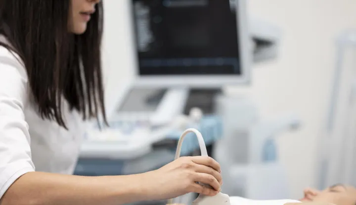 Doctor checking patients health abdominal ultrasoundultrazvuk doktor liječnik pacijent zdravlje pregled ilustracija freepik