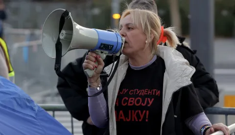 epa12505484 Diana Hrka, the mother of a victim of the Novi Sad accident, holds a megaphone and shouts slogans during a protest in front of the Parliament building in Belgrade, Serbia, 05 November 2025. Hrka began a hunger strike outside Serbia's Parliament, demanding accountability for the collapse of a railway station canopy on 01 November 2024 that killed 16 people. EPA/ANDREJ CUKIC