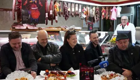 Gradsko kazalište Joza Ivakić Vinkovci predstavilo je danas, u prigodnom okružju vinkovačke mesnice, svoju novu predstavu, komediju "Kulen ruž", nastalu prema tekstu legendarnog Vinkovčanina Dubravka Matakovića, u režiji Dražena Ferenčine, nastalu u koprodukciji vinkovačkog i Kazališta Virovitica gdje je 5. rujna izvedena premijerno.