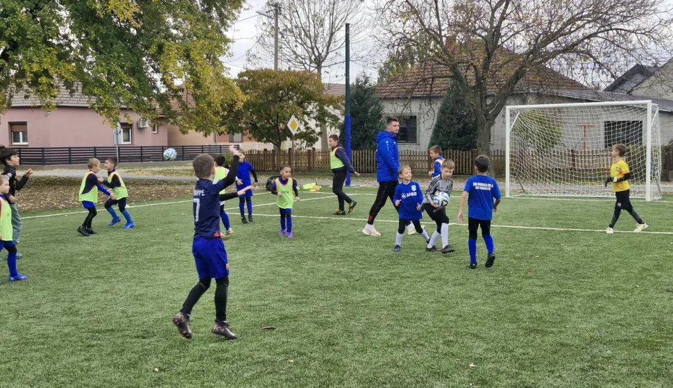 Otvoreno dječje igralište s umjetnom travom - prvi ga isprobale mlade selekcije ŠNK Baranja-Belja