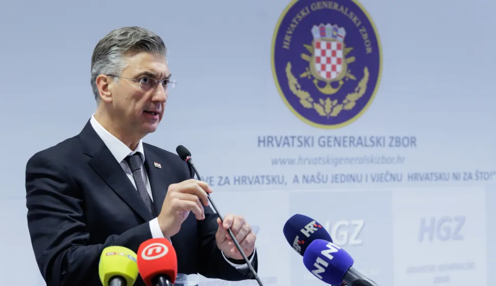 Zagreb, 07.11.2025. - Predsjednik vlade Republike Hrvatske Andrej Plenković, ministar vanjskih i europskih poslova Gordan Grlić Radman, Tihomir Kundid, načelnik Glavnog stožera OSRH i Josip Đakić, predsjednik saborskog Odbora za ratne veterane održali su pozdravne govore na obilježavanju 20. godišnjice Hrvatskog generalskog zbora.Na fotografiji Andrej Plenković.foto HINA/ Edvard ŠUŠAK