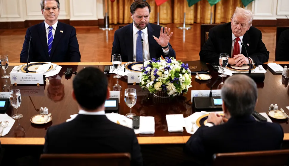epa12509651 (L-R) Scott Bessent, US treasury secretary, US Vice President JD Vance, and President Donald Trump attend a dinner in the East Room of the White House in Washington, DC, USA, 06 November 2025. US President Donald Trump is hosting a summit with five Central Asian countries as the US steps up its competition for influence in the vast, energy- and mineral-rich region, where China and Russia have long held sway. EPA/Aaron Schwartz/POOL