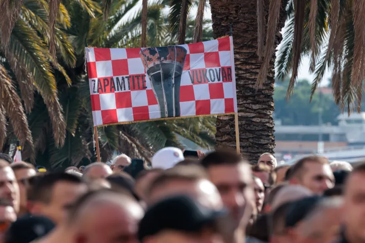 Na splitskoj Rivi u subotu je, nešto iza 11 sati, počeo prosvjed navijačke skupine Torcide zbog uhićenja devet osoba koje su sudjelovale u incidentu na obilježavanju Dana srpske kulture na Blatinama