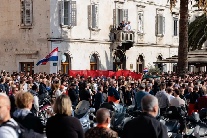 Na splitskoj Rivi u subotu je, nešto iza 11 sati, počeo prosvjed navijačke skupine Torcide zbog uhićenja devet osoba koje su sudjelovale u incidentu na obilježavanju Dana srpske kulture na Blatinama