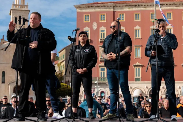 Na splitskoj Rivi u subotu je, nešto iza 11 sati, počeo prosvjed navijačke skupine Torcide zbog uhićenja devet osoba koje su sudjelovale u incidentu na obilježavanju Dana srpske kulture na Blatinama