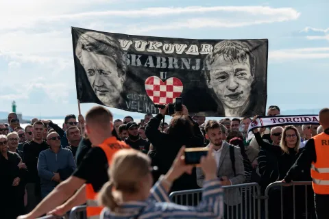 Na splitskoj Rivi u subotu je, ne&scaron;to iza 11 sati, počeo prosvjed navijačke skupine Torcide zbog uhićenja devet osoba koje su sudjelovale u incidentu na obilježavanju Dana srpske kulture na Blatinama