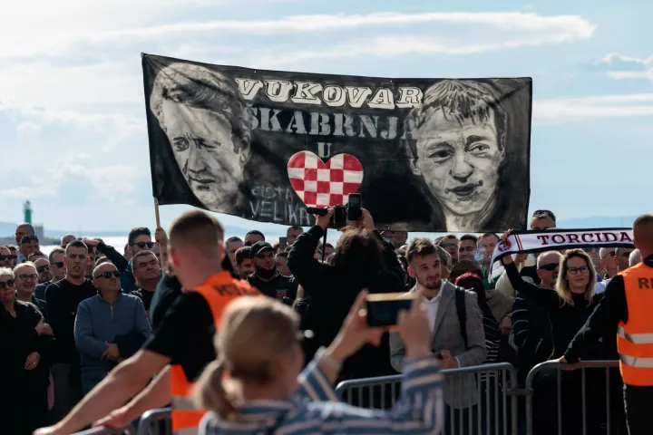 Na splitskoj Rivi u subotu je, nešto iza 11 sati, počeo prosvjed navijačke skupine Torcide zbog uhićenja devet osoba koje su sudjelovale u incidentu na obilježavanju Dana srpske kulture na Blatinama