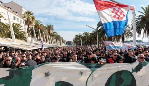 Na splitskoj Rivi u subotu je, nešto iza 11 sati, počeo prosvjed navijačke skupine Torcide zbog uhićenja devet osoba koje su sudjelovale u incidentu na obilježavanju Dana srpske kulture na Blatinama