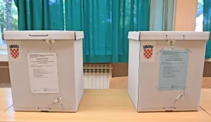 Vukovar, 01.06.2025. - Gradonačelnik Vukovara, predsjednik Domovinskg pokreta i saborski zastupnik Ivan Penava, glasao je u drugom krugu lokalnih izbora u Osnovnoj školi Antuna Bauera. Na slici glasačke kutije, ilustracija, lokalni izbori.foto HINA/Gordan Panić/ ds