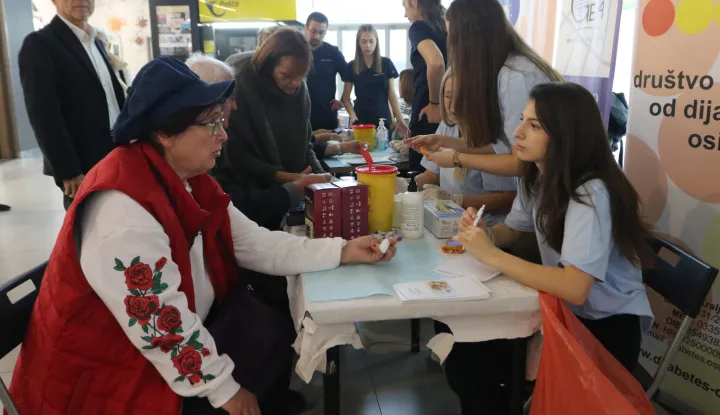 Osijek, 08. 11. 2025, Portanova, prizemlje. Dan šečerne bolesti. Javno zdravstvena akcija, mjeranja šečera...snimio GOJKO MITIĆ