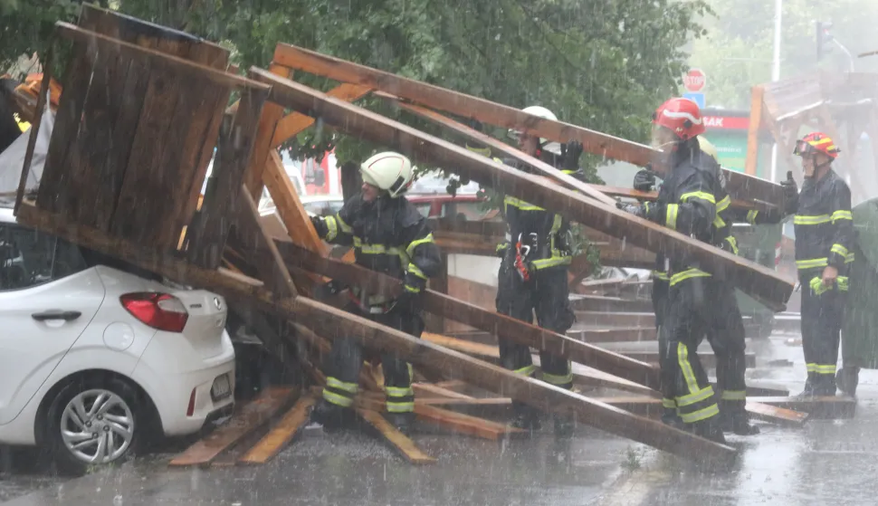 Osijek, 07. 07. 2025, Oko 14 sati olujno nevrijeme zahvatilo je i Osijek. Stepinčeva ulica, srušila se drvena oplata skela s zgrade Pošte, Poštanske palače na parkirane autommobile. Vatrogasci raščićavaju ruševine.snimio GOJKO MITIĆ